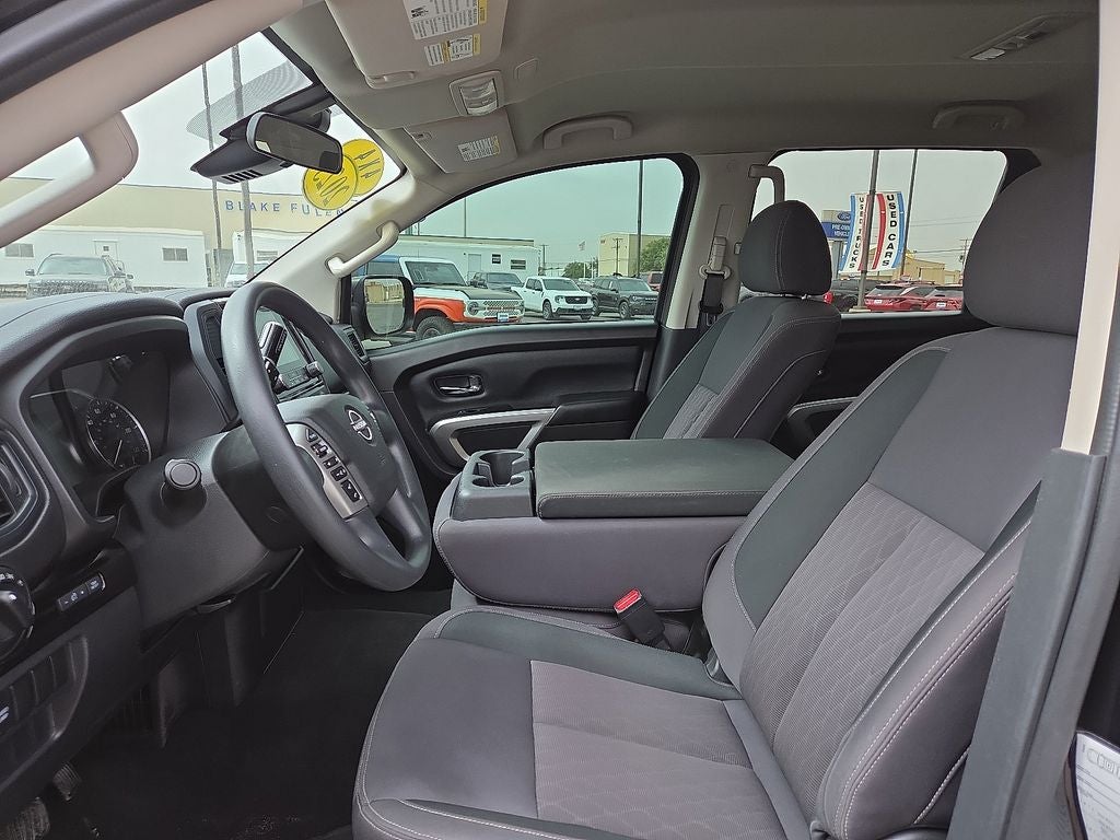 2023 Nissan Titan SV