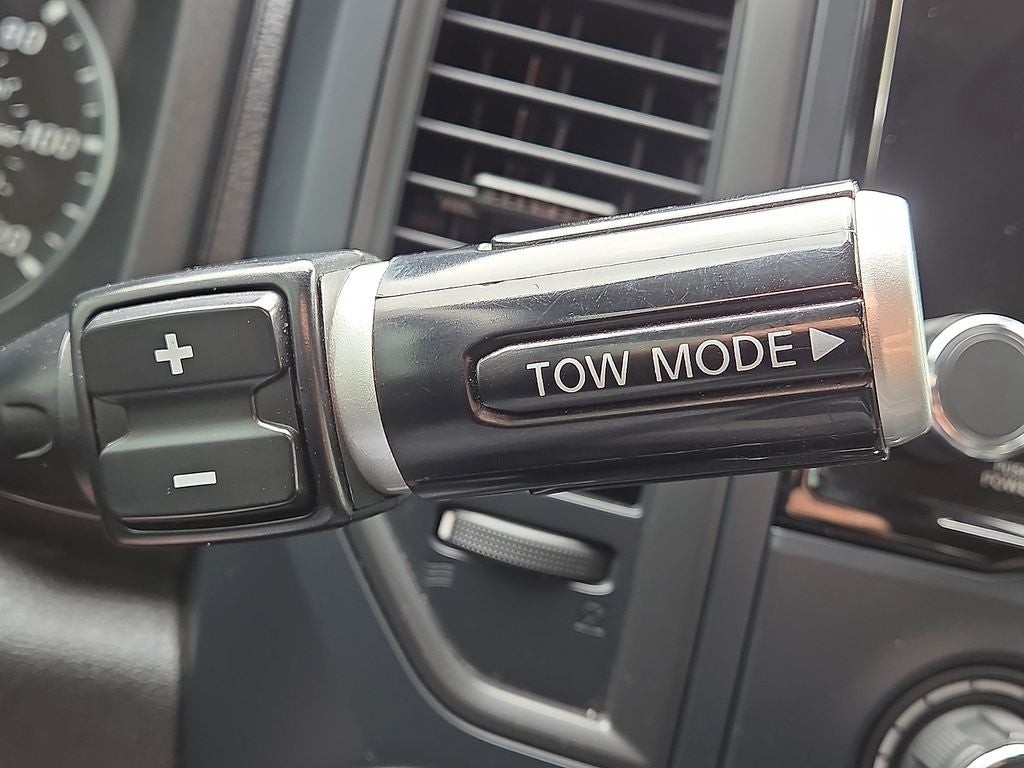 2023 Nissan Titan SV