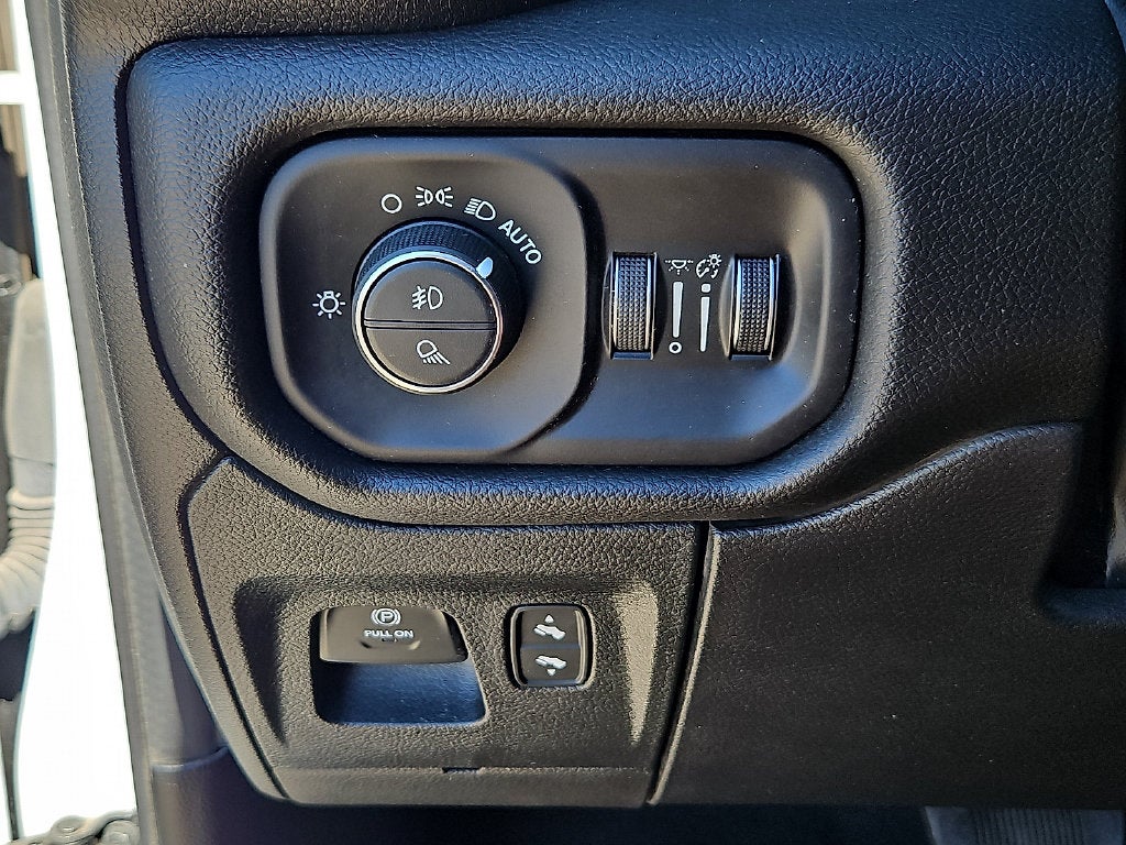 2023 RAM 1500 Laramie Crew Cab 4x2 5'7' Box